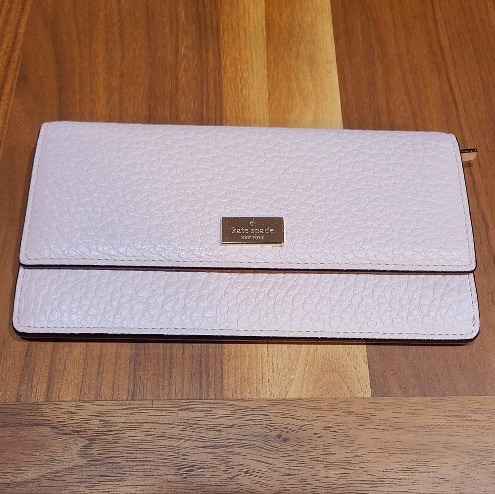 Kate Spade ♠️ Pebbled Leather Wallet